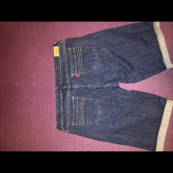 Women’s Levi Jean shorts - Picture 2 of 3